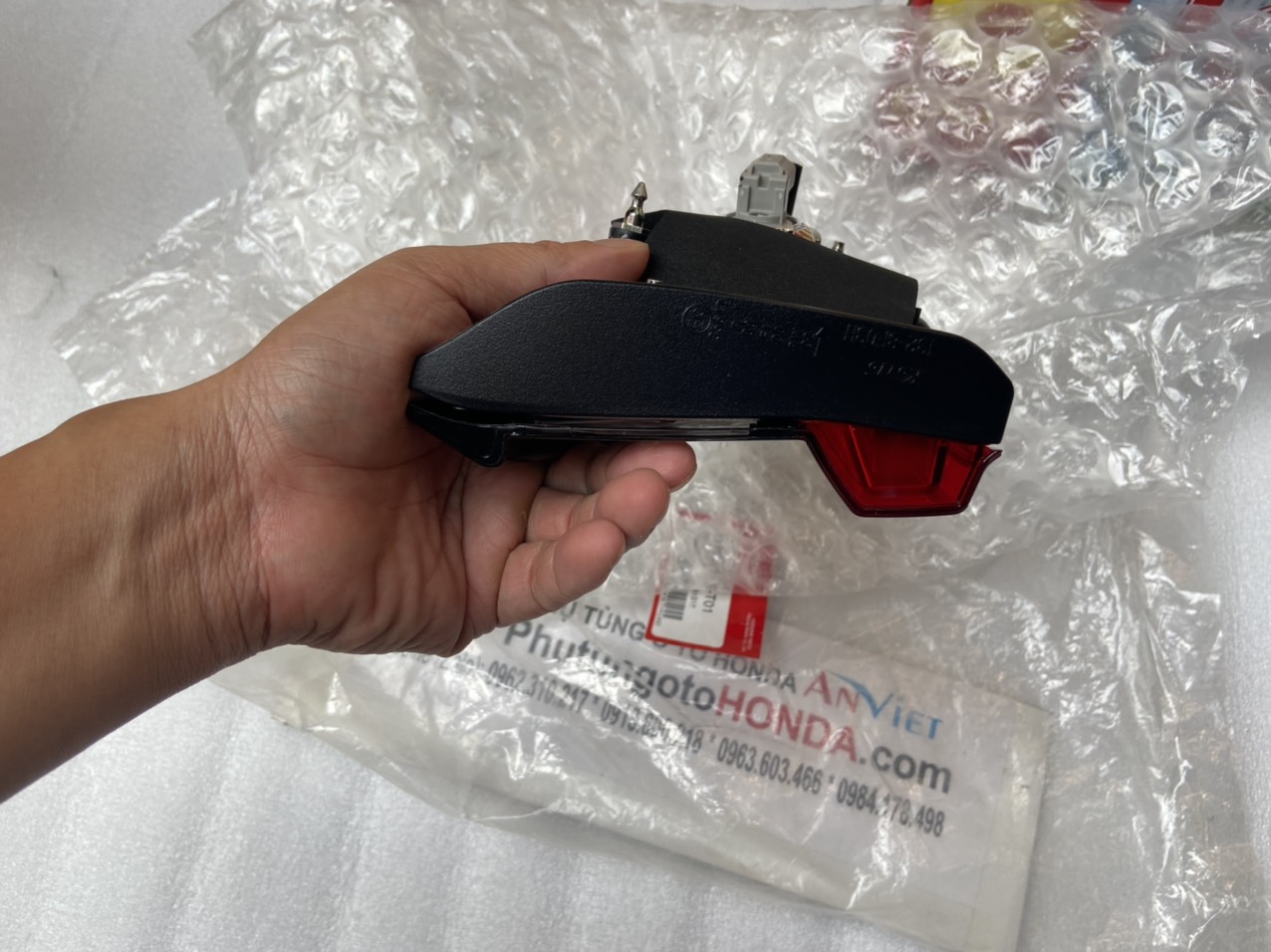 Đèn hậu miếng trong trên cốp xe Honda CIVIC 2022